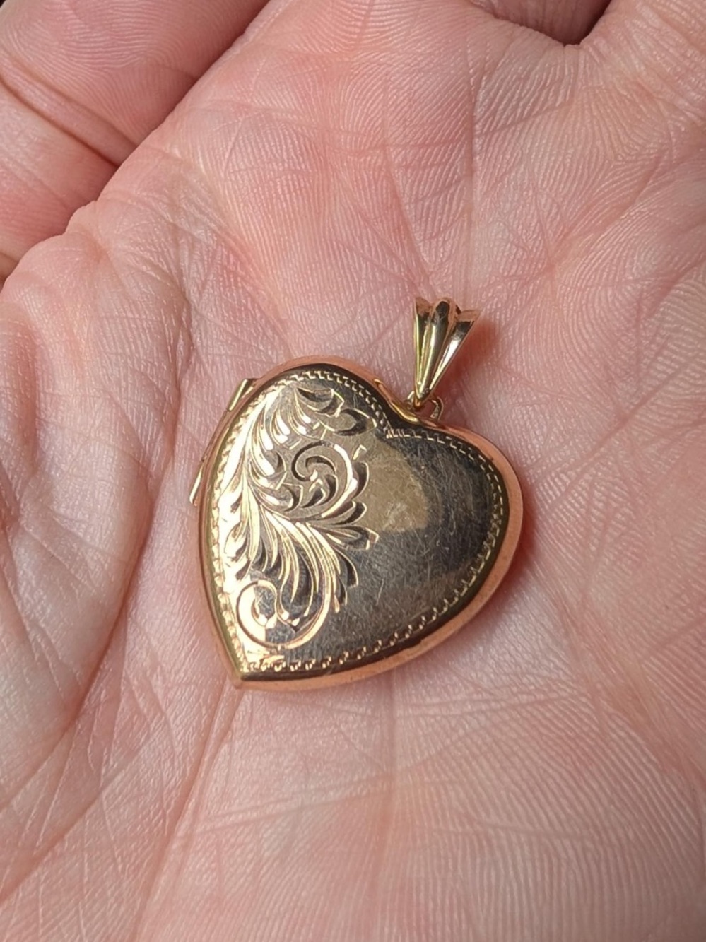 Large 10k gold heart locket 5.85 g